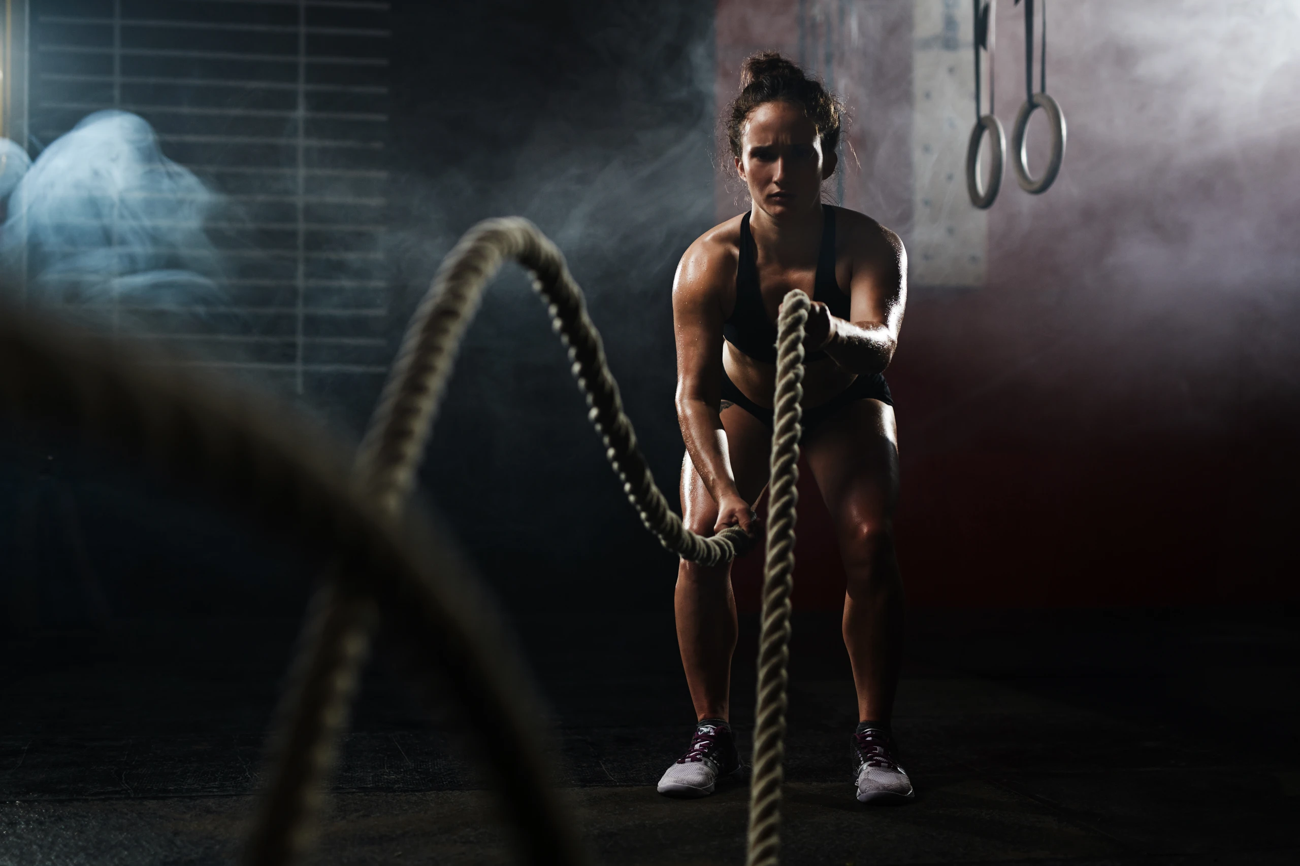 Sportlerin beim Battle-Ropes-Training im Westend Sport Plauen