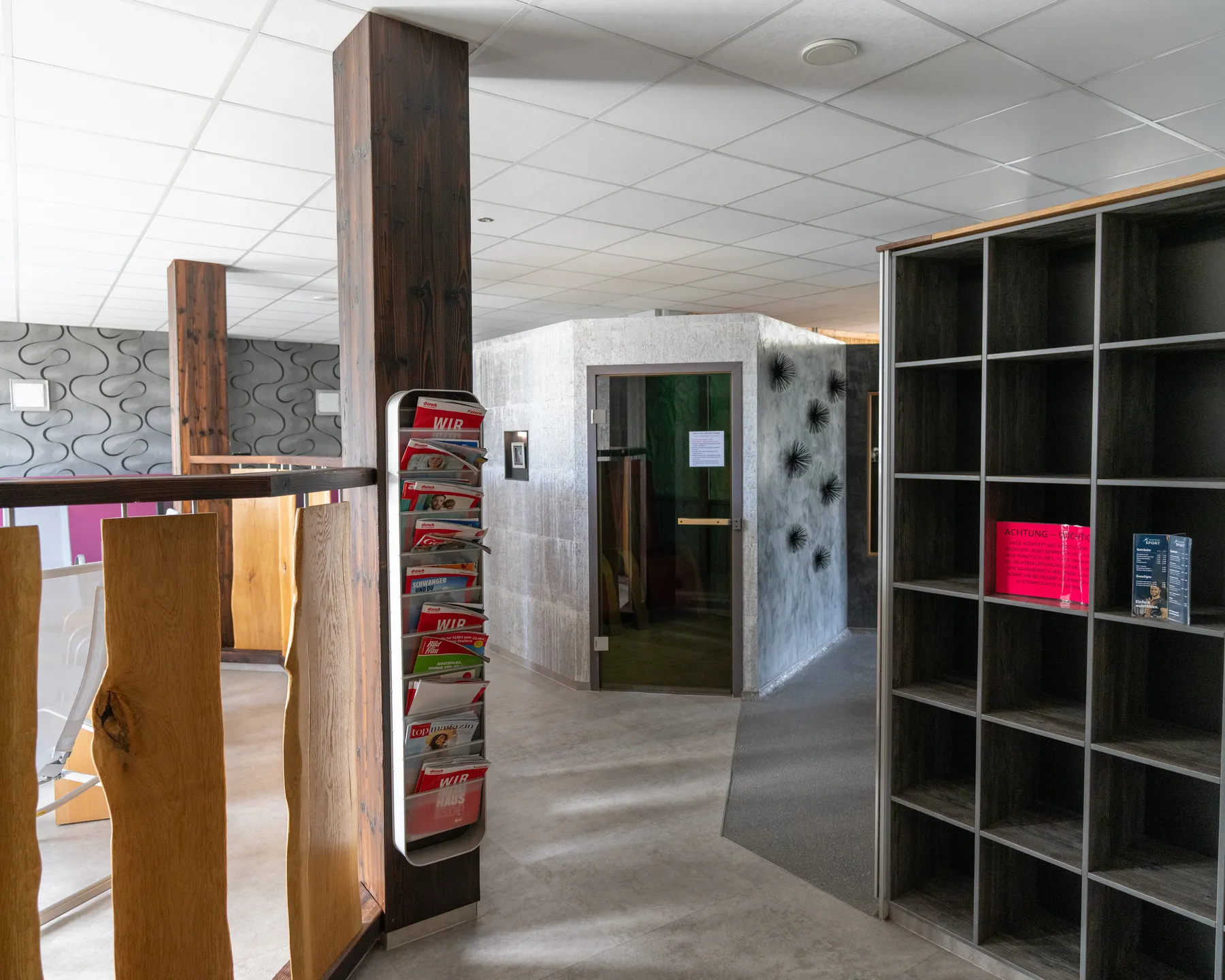 Eingang und Lounge des Wellnessbereichs im Westend Sport Plauen