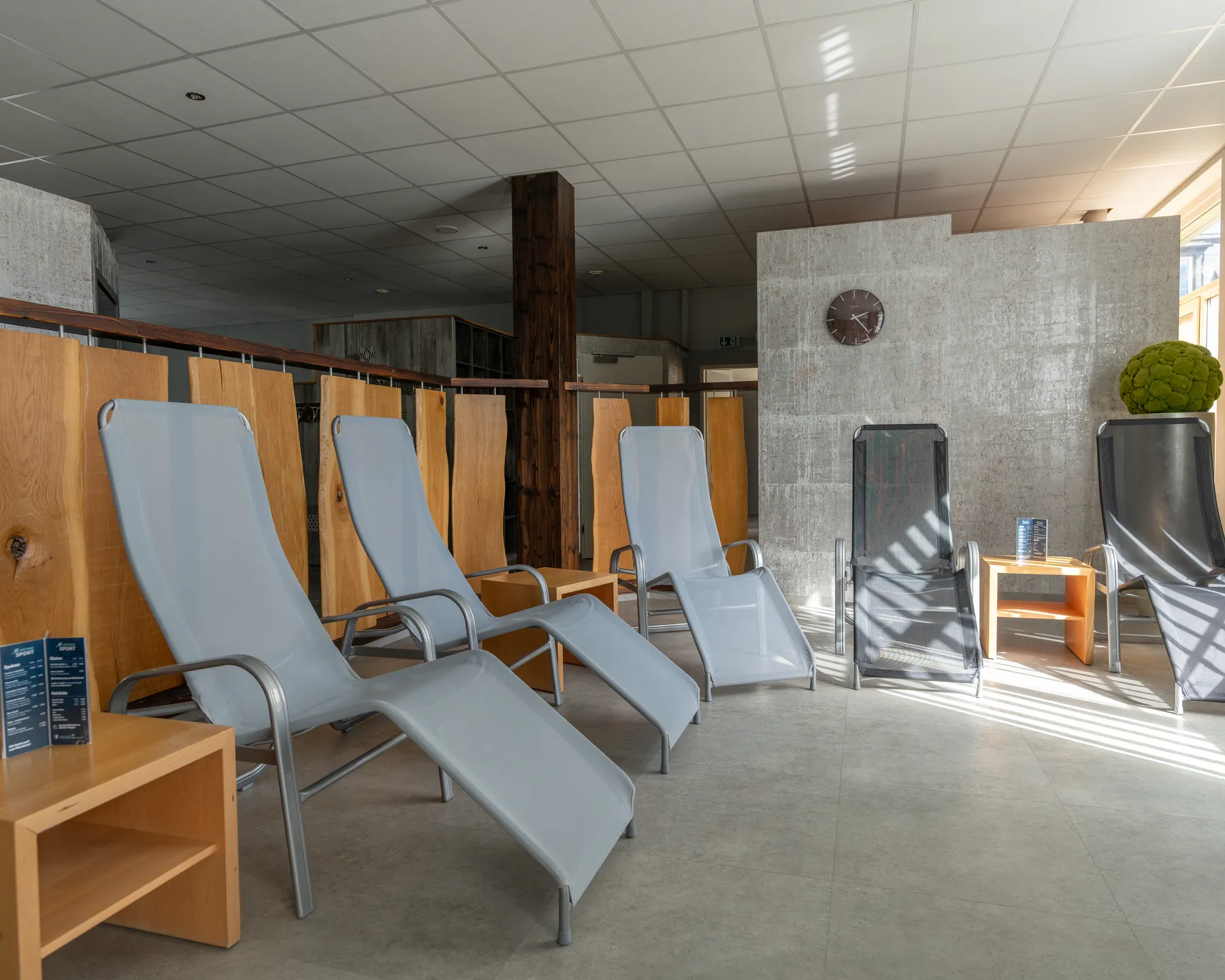 Ruheraum mit Liegen im Sauna- und Wellnessbereich des Westend Sport Plauen