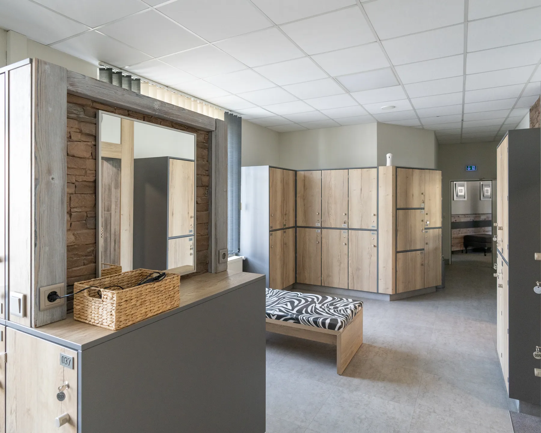 Umkleide mit Spinden im Wellnessbereich des Westend Sport Plauen