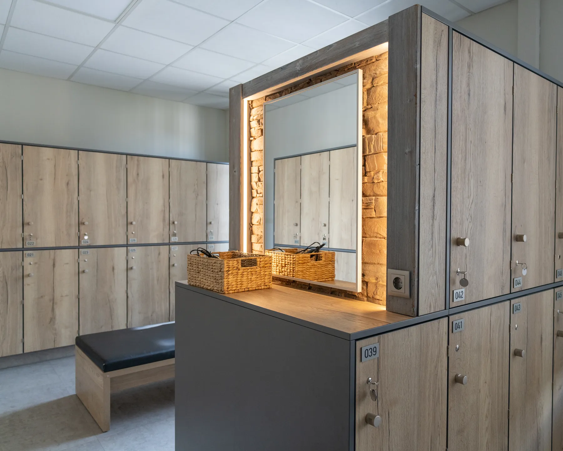 Umkleide mit beleuchtetem Spiegel im Wellnessbereich des Westend Sport Plauen