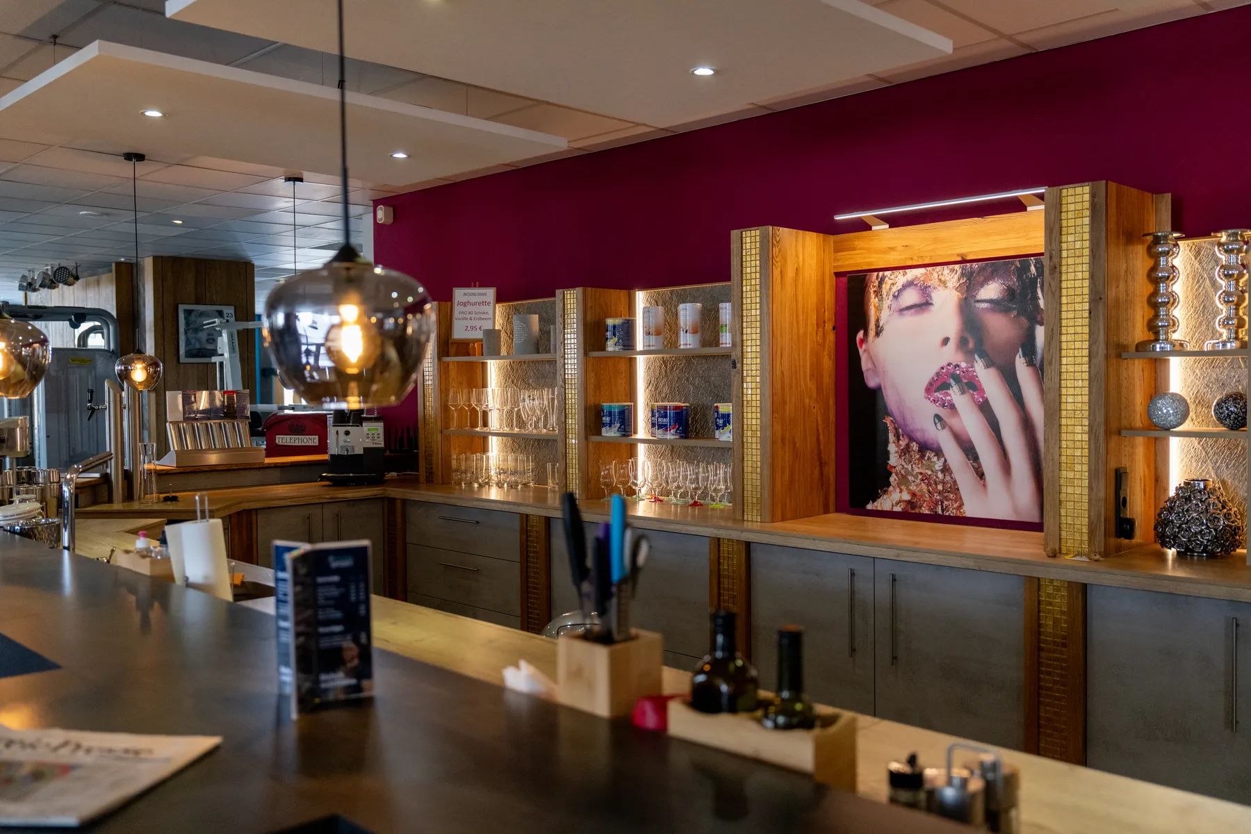 Lounge mit roter Wand im Westend Sport Plauen