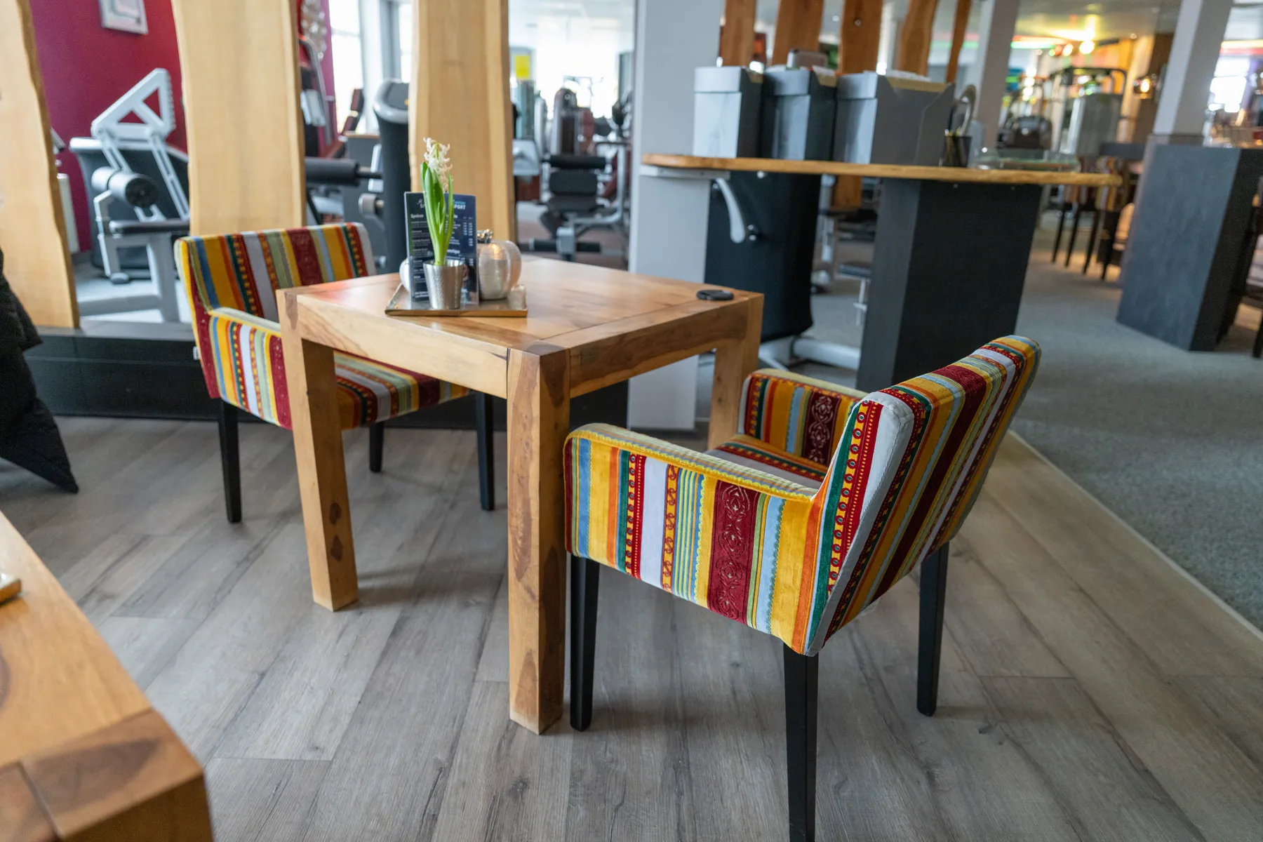 Gemütlicher Lounge- und Sitzbereich im Westend Sport Plauen