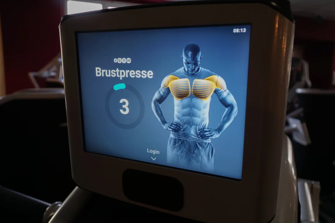 eGYM-Brustpresse mit Echtzeit-Bildschirm im Westend Sport Plauen
